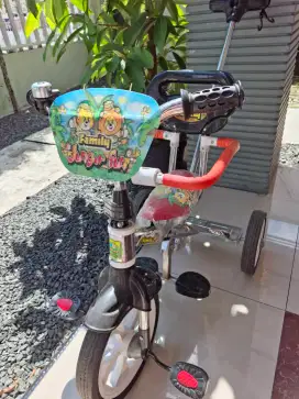 Jual sepeda bekas roda tiga anak merk family ada dorongan