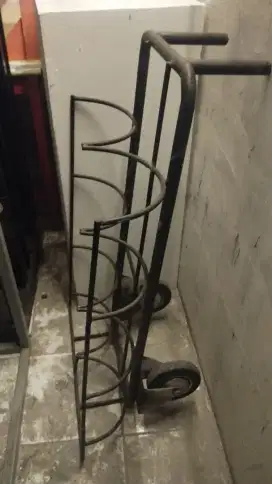 Dijual roda air untuk angkut galon isi ulang.