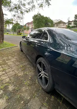 Mercedes-Benz E300 2017 Bensin - warna langka Kallait Green