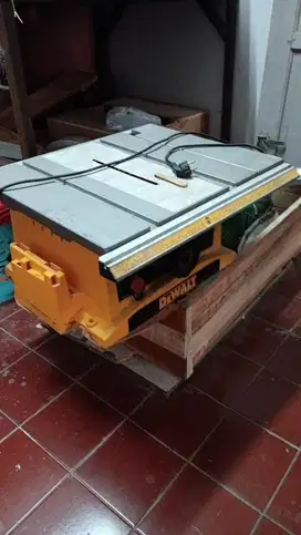 Dewalt Gergaji Mesin Kayu otomatis DWE7470-B1