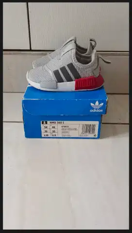 Sepatu anak adidas
