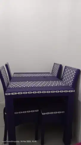 Meja makan rotan sintetis