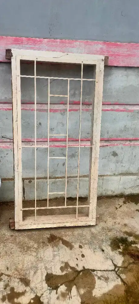 Jendela dan kusen bekas