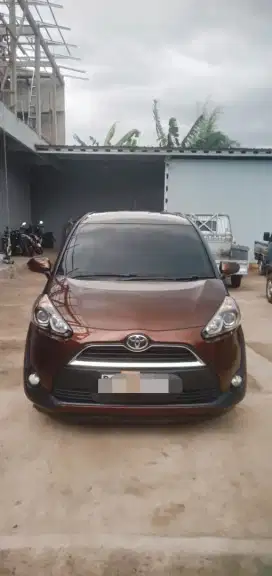 Toyota sienta 2017 coklat tangan pertama