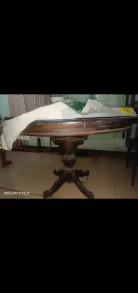 Meja makan bulat dari kayu jati tua