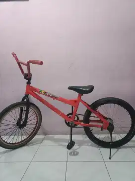 Sepeda BMX ukuran ban 20