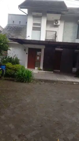 Disewakan rumah 2 Lt nyaman dan strategis