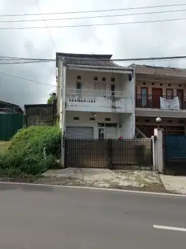 Dikontrakan masuk mobil dipinggir jalan besar kolmas