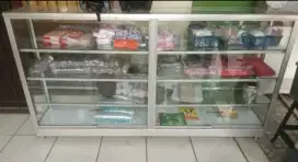 Di jual etalase kaca uk 2 meter masih mulus dan bagus.Harga sudah net!