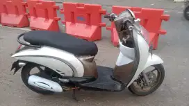 HONDA SCOOPY THN 2011 PUTIH MESIN BAGUS SURAT LENGKAP STARTER HIDUP
