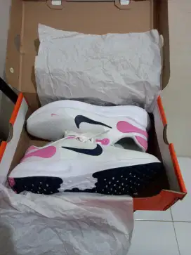 Sepatu running Nike Size 40 ( Baru )