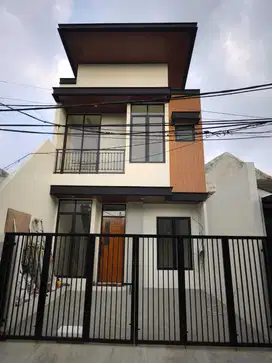 Rumah bergaya trandy minimalis modern di Kencana loka