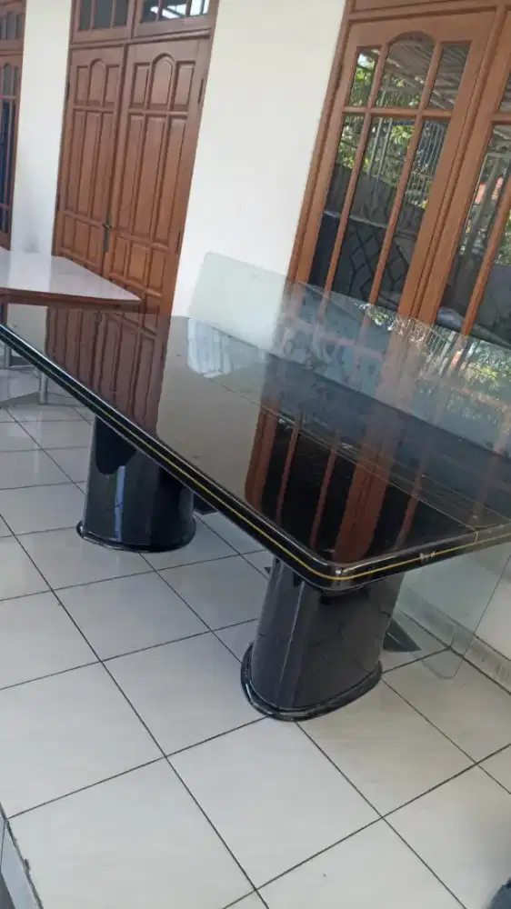 Meja Makan futuristik