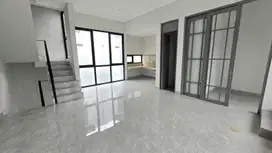Rumah Asri 3 Lantai Hadap Taman di Cluster Aether BSD Green Wich