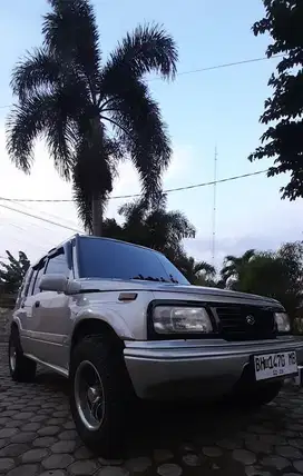 Mobil Suzuki Escudo Nomade Tahun 2000