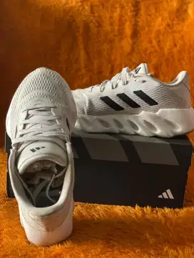 Sepatu running Adidas
