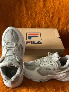 Sepatu running Fila