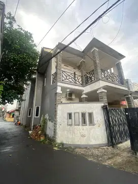 Rumah 4 Kamar Daerah Taman Mini