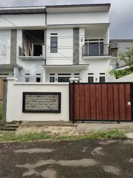 RUMAH MEWAH SIAP HUNI DUA LANTAI DITENGAH KOTA BANDAR LAMPUNG