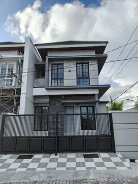 Rumah Modern Kontemporer Di Jalan Utama Klampis Anom