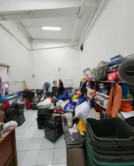 Karywan / Pegawai Laundry Setrika Uap