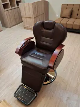 Dijual kursi barbershop premium. Full kulit, hidrolik, barang baru
