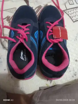 Sepatu badminton merek lining