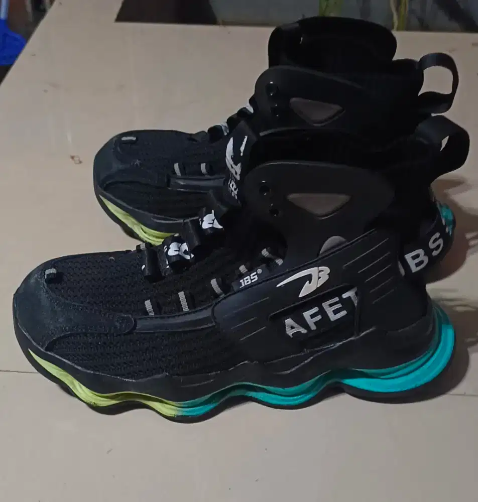 SEPATU SAFFETI MEREK JBL