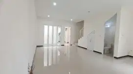 Disewakan Rumah 2 Lantai Nyaman Siap Huni di Taman Kopo Indah 5