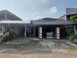 Dijual Rumah Siap Huni LT 306m² LB 210m² Di Jl. Kantil, Barat Magetan