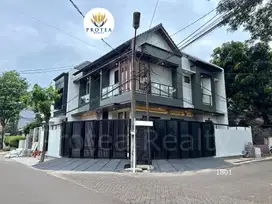 Dijual Rumah dengan 2 Fasad di Samping Taman