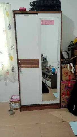 Lemari pakaian minimalis