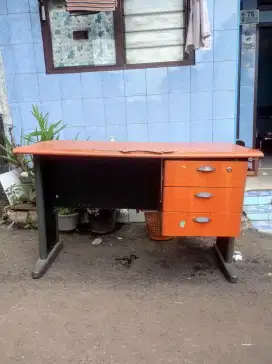 Meja Kantor Coklat