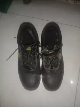 Sepatu safety krisbow