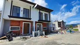 villa view pegunungan dan kota batu ada rooftop dan kolam renang