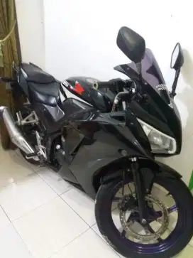 Honda cbr 2015 warna hitam