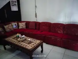 Sofa merah letter L