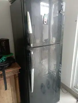 Kulkas sharp 2 pintu