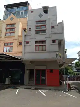 Ruko 4 Lantai Premium di Kawasan Strategis Tanjung Barat Posisis Hook