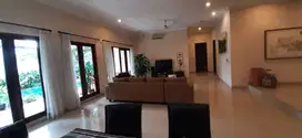 Rumah kolam renang luas siap huni Semi furnished Kemang Jak-Sel  084