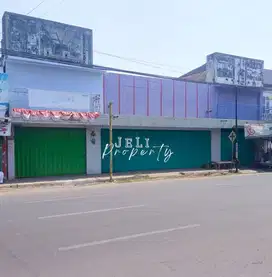 Rumah Toko Gudang Raya Ambulu Jember strategis ada sarang burung