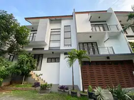 Rumah Modern  Dalam Komplek Ada Kolam Renang di Pangkalan Jati