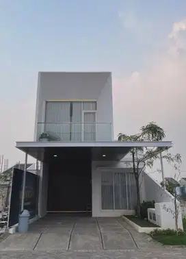 Rumah estetik 3 kamar tidur dengan kolam renang di selatan Surabaya