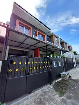 JUAL RUMAH STRATEGIS 2 LANTAI SIAP HUNI DI KAVLING POLRI AMPERA RAYA
