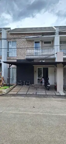 Rumah 2 Lantai depan Taman di Grand Bukit Dago Serpong