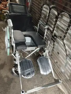 Kursi roda bekas bisa tidur bisa buang air besar kaki slonjor