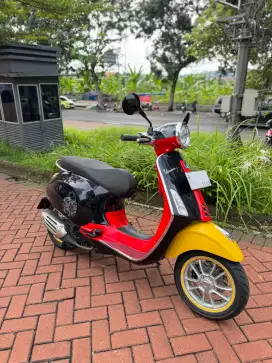 Vespa Primavera Mickey Mouse Limited edition Disney100th Anniversary