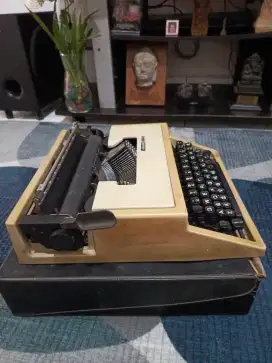 Mesin ketik Olivetti Dora
