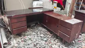 Meja kantor besar