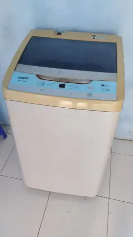 Mesin cuci Sanyo otomatis top loading